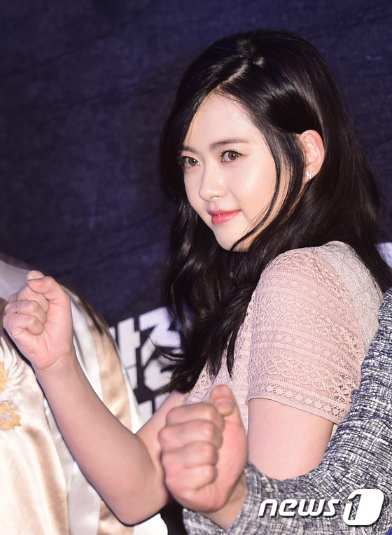 Seohyun (SNSD) khoe đường cong nuột n&agrave;, Go Ah Ra lộ cằm ngấn mỡ trong sự kiện - Ảnh 4.