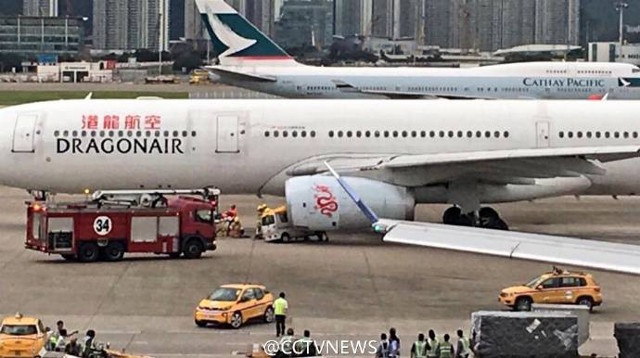 Hong Kong: Ô tô đâm máy bay chở gần 300 người, 1 người bị thương - Ảnh 5.