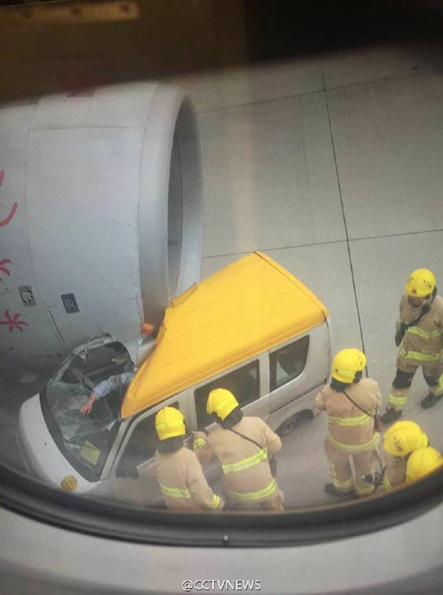 Hong Kong: Ô tô đâm máy bay chở gần 300 người, 1 người bị thương - Ảnh 4.