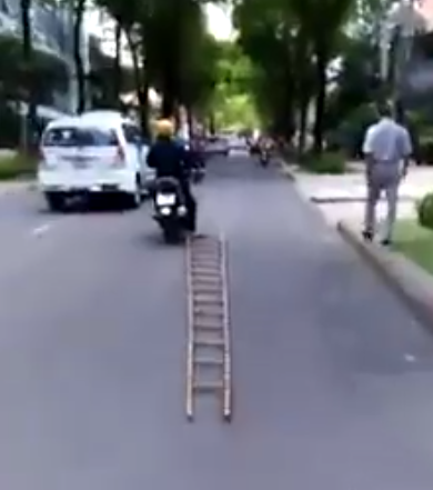 Clip kh&oacute; đỡ: Người vận chuyển thản nhi&ecirc;n k&eacute;o l&ecirc; chiếc thang tre tr&ecirc;n đường phố S&agrave;i G&ograve;n - Ảnh 2.
