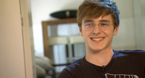 Ngắm loạt ảnh n&agrave;y đi, bạn sẽ phải m&ecirc; mẩn vẻ đẹp của em trai Emma Watson - Ảnh 30.