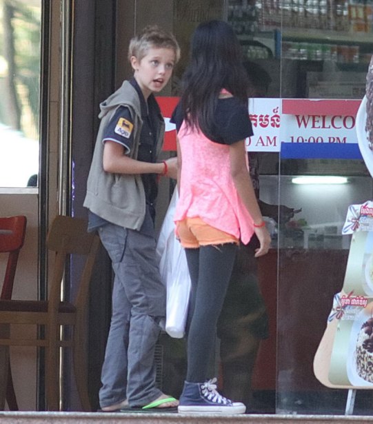 Rộ tin Angelina Jolie đang b&iacute; mật nhận th&ecirc;m con nu&ocirc;i ở Campuchia - Ảnh 1.
