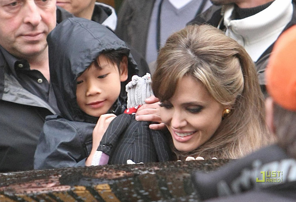 Angelina Jolie đã yêu mến Pax Thiên và trở thành người mẹ mới của cậu bé như thế nào? - Ảnh 9.