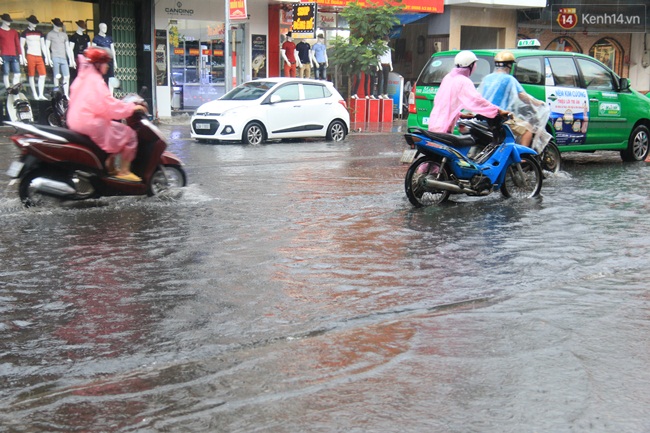 Sau Hà Nội, đến lượt người dân Đà Nẵng dắt xe bì bõm trong dòng nước ngập sau mưa - Ảnh 8.