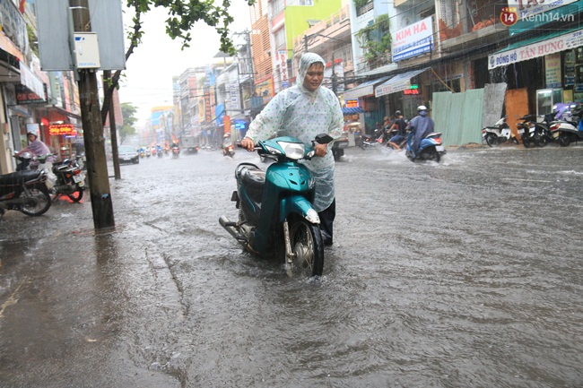 Sau Hà Nội, đến lượt người dân Đà Nẵng dắt xe bì bõm trong dòng nước ngập sau mưa - Ảnh 9.