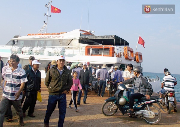 Biển động mạnh, hơn 100 khách du lịch mắc kẹt trên đảo Lý Sơn - Ảnh 1.