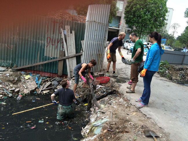 Ông Tây dọn mương: Tôi làm vì muốn nó sạch hơn, chứ không quan tâm ai đã đổ rác hay công sức thuộc về ai! - Ảnh 3.