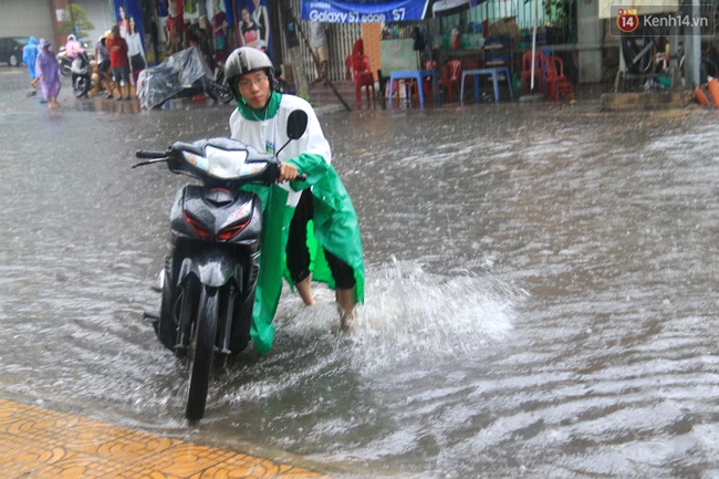 Sau Hà Nội, đến lượt người dân Đà Nẵng dắt xe bì bõm trong dòng nước ngập sau mưa - Ảnh 10.