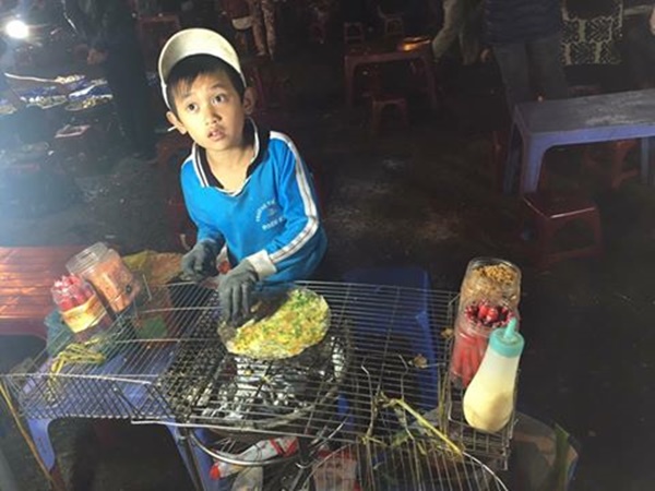 Clip: Cậu bé bán bánh tráng nướng nổi tiếng nhất ở Đà Lạt - Ảnh 5.