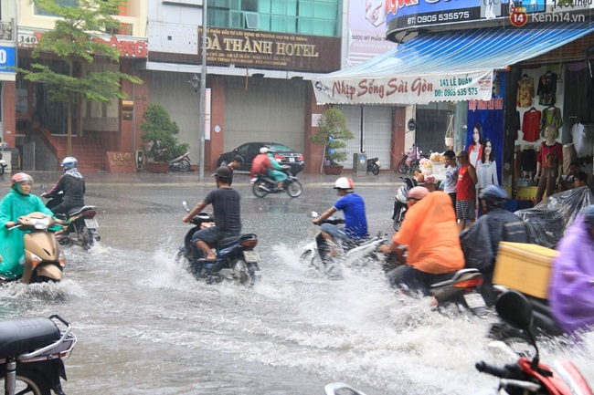 Sau Hà Nội, đến lượt người dân Đà Nẵng dắt xe bì bõm trong dòng nước ngập sau mưa - Ảnh 5.