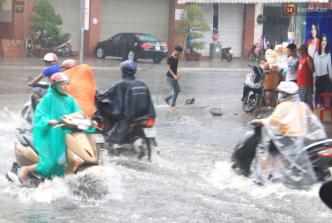 Sau Hà Nội, đến lượt người dân Đà Nẵng dắt xe bì bõm trong dòng nước ngập sau mưa - Ảnh 6.