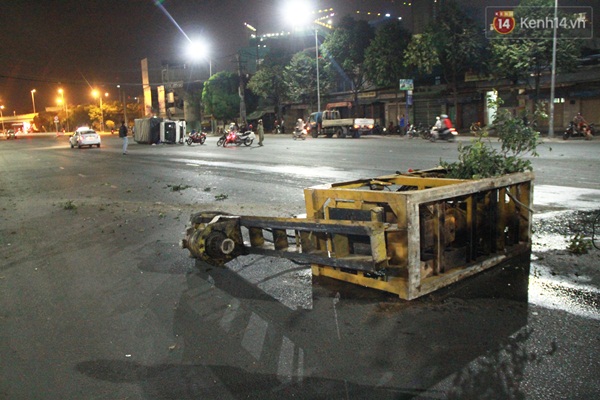 TP. HCM: Xe c&acirc;̉u đ&acirc;m &ocirc; t&ocirc; tải l&acirc;̣t nhào rồi lao v&agrave;o nh&agrave; d&acirc;n giữa đ&ecirc;m khuya - Ảnh 2.