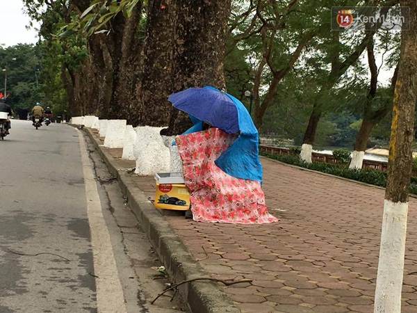 Người Hà Nội ngán ngẩm vì mưa rét triền miên, chỉ mong trời hửng nắng - Ảnh 6.
