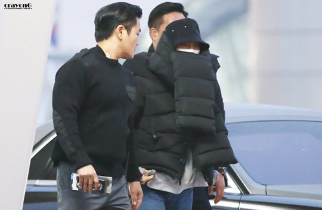 G-Dragon & Rihanna cùng có mùa đông không lạnh với mốt áo phao khổng lồ - Ảnh 2.