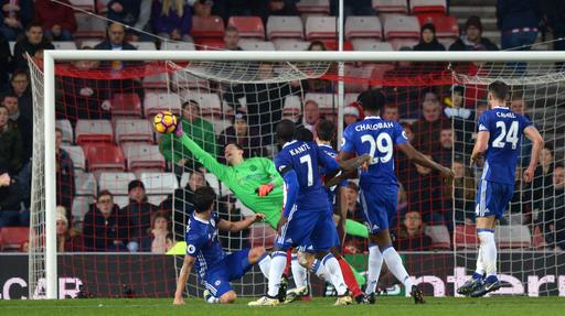 Courtois, De Gea lọt tốp những pha cản phá xuất sắc nhất vòng 16 Ngoại hạng Anh - Ảnh 2.