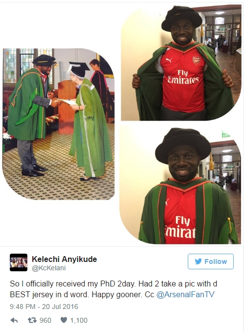 Fan cuồng mặc áo Arsenal lên bục nhận bằng tiến sĩ - Ảnh 2.