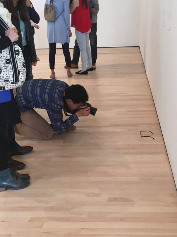 Ngã ngửa với sự thật đằng sau cặp kính nghệ thuật trong bảo tàng được mọi người chụp ảnh rần rần - Ảnh 2.