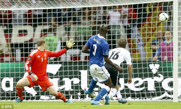 Mario Balotelli: Bi kịch của một t&agrave;i năng nở sớm - Ảnh 4.