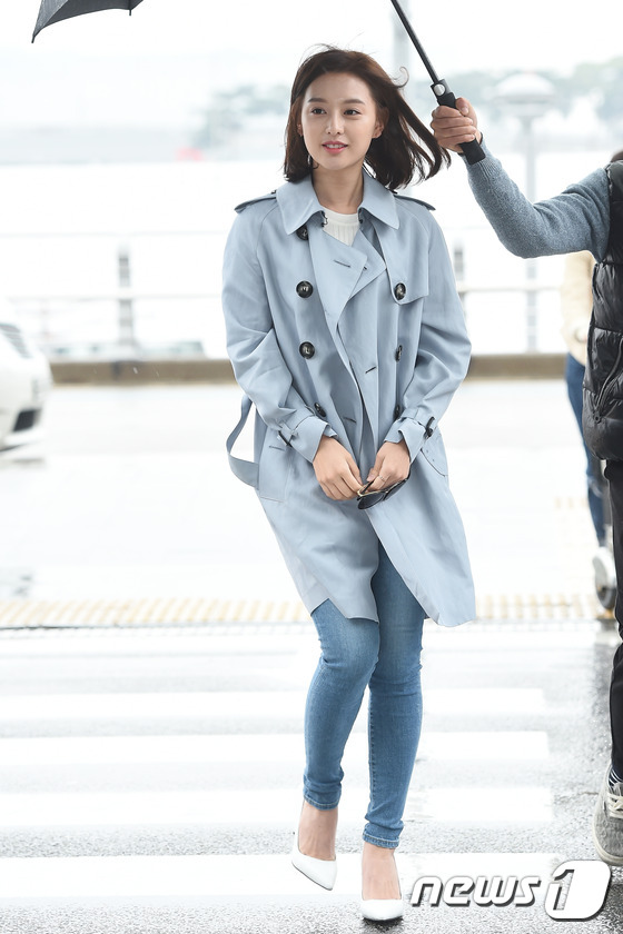 Bác sĩ quân y Kim Ji Won đọ sắc cùng người đẹp không tuổi Dara (2NE1) tại sân bay - Ảnh 1.