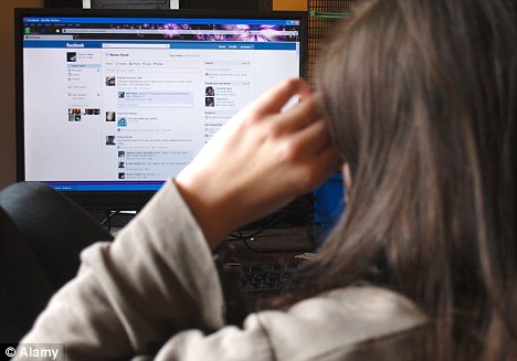 Chồng ch&eacute;m chết vợ tại nh&agrave; v&igrave; suốt ng&agrave;y lướt Facebook - Ảnh 1.