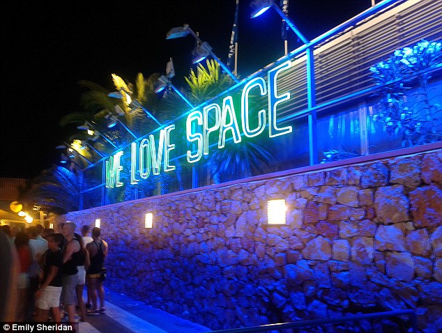 Ibiza, thiên đường thực sự của đám thanh niên ưa tiệc tùng thế giới - Ảnh 2.