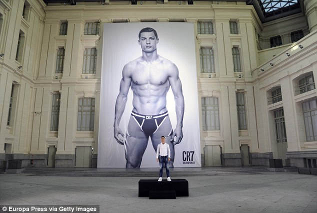 Bộ ảnh bán nude khoe cơ bắp vạm vỡ của Ronaldo - Ảnh 2.
