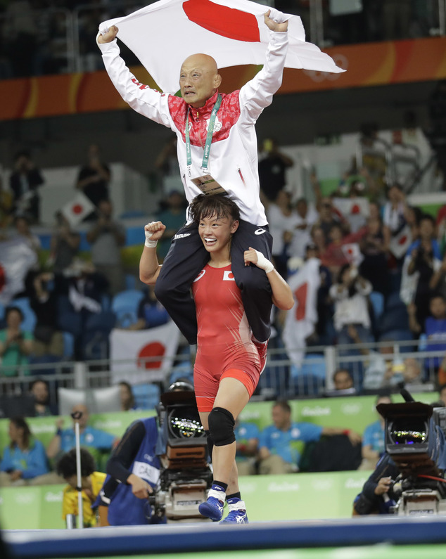 Nữ đô vật Nhật ăn mừng có một không hai sau khi giành HCV Olympic - Ảnh 3.