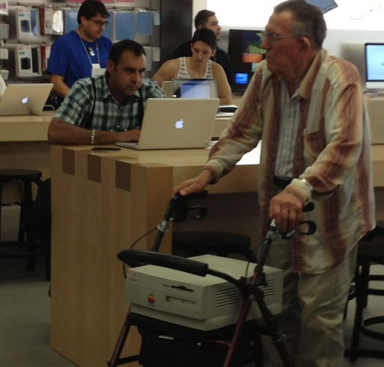 Những hình ảnh cạn lời bắt gặp trong Apple Store - Ảnh 15.