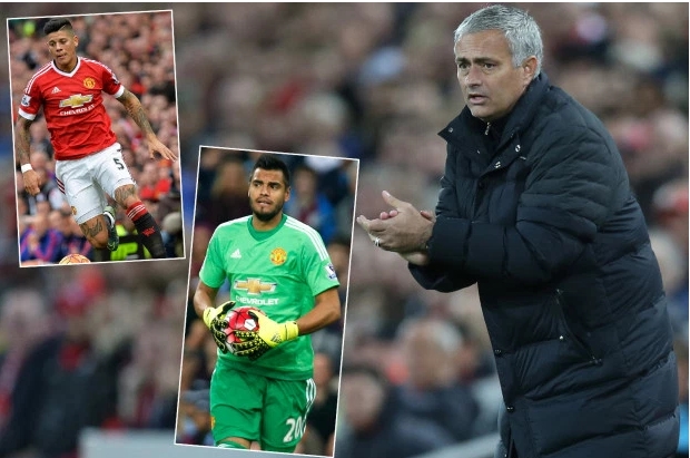 L&ocirc;i thợ cắt t&oacute;c về kh&aacute;ch sạn, 4 sao Man Utd khiến Mourinho bốc hỏa - Ảnh 1.