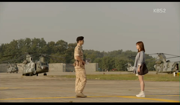 Salim đụng hàng sneaker trắng đang cháy hàng của Song Hye Kyo trong Hậu duệ Mặt trời - Ảnh 1.