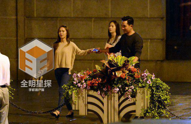Hai chị em Jessica - Krystal tung tẩy hẹn hò, Tyler Kwon làm trợ lý chụp hình - Ảnh 18.