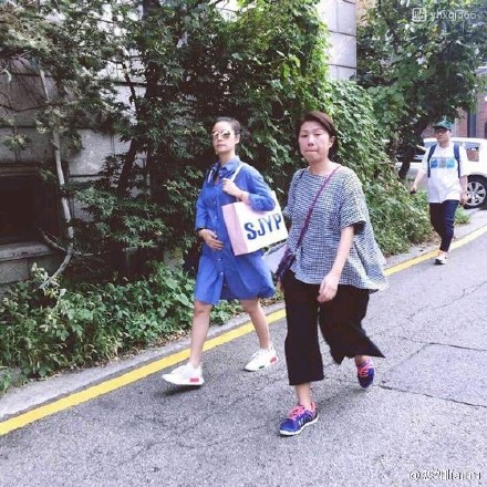 L&acirc;m T&acirc;m Như bụng bầu một m&igrave;nh b&ecirc; v&aacute;c h&agrave;nh l&yacute;, Hoắc Kiến Hoa kh&ocirc;ng đeo nhẫn cưới sau 2 th&aacute;ng kết h&ocirc;n - Ảnh 6.