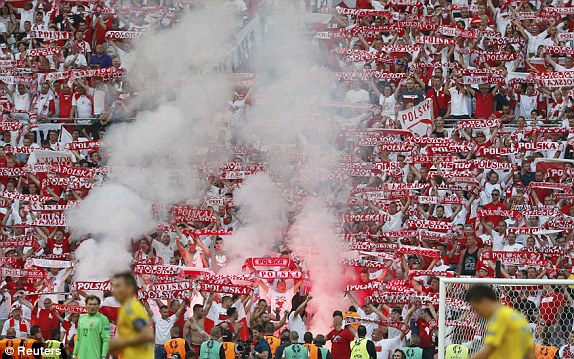 Ukraine 0-1 Ba Lan: Pháo sáng rợp trời trong ngày Ba Lan làm nên lịch sử - Ảnh 8.