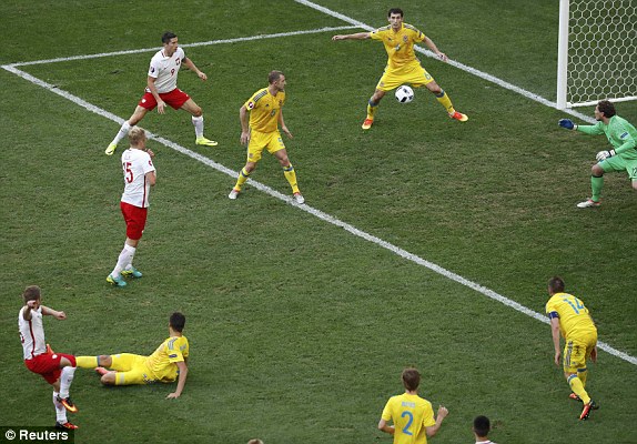 Ukraine 0-1 Ba Lan: Pháo sáng rợp trời trong ngày Ba Lan làm nên lịch sử - Ảnh 5.