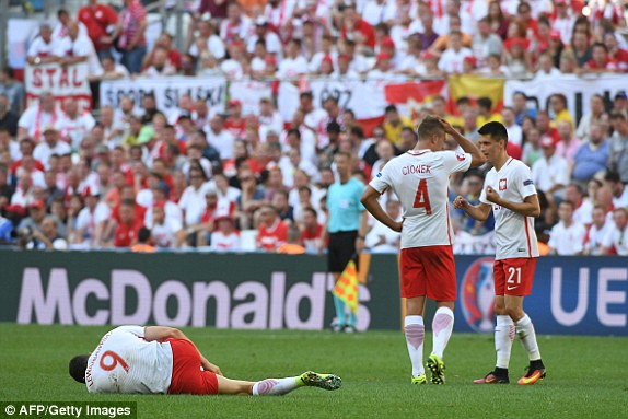 Ukraine 0-1 Ba Lan: Pháo sáng rợp trời trong ngày Ba Lan làm nên lịch sử - Ảnh 4.