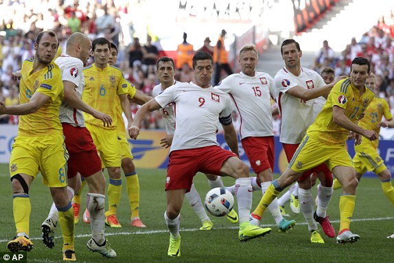 Ukraine 0-1 Ba Lan: Pháo sáng rợp trời trong ngày Ba Lan làm nên lịch sử - Ảnh 3.