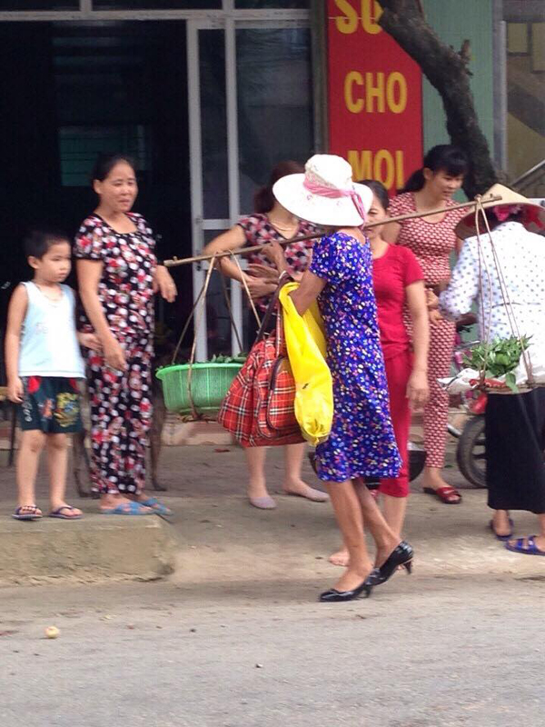 Dù là ông lão bán vé số hay chị bán rau... thì phong cách của họ vẫn khiến giới trẻ hú hét lên thế này - Ảnh 2.