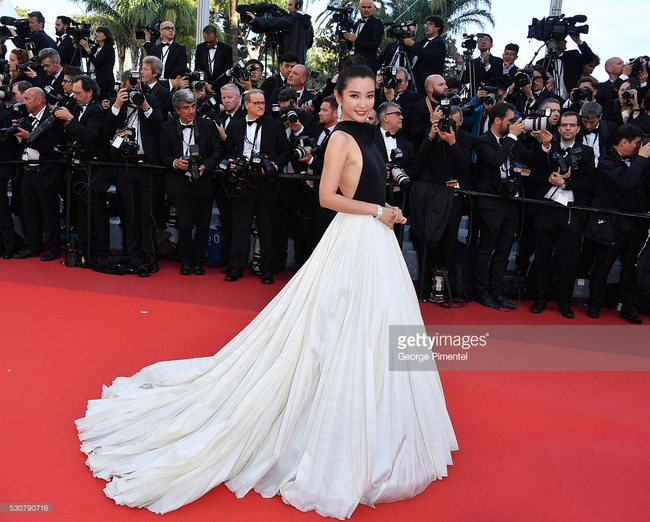 Muôn chuyện thảm đỏ Cannes: Người có tài được vinh danh, kẻ mua hào nhoáng bằng tiền tỉ - Ảnh 13.