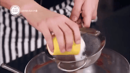 Bạn sẽ không thể tin chiếc bánh chocolate vừa ngon vừa đẹp này được làm bằng chảo - Ảnh 5. Bạn sẽ không thể tin chiếc bánh chocolate vừa ngon vừa đẹp này được làm bằng chảo - Ảnh 5.