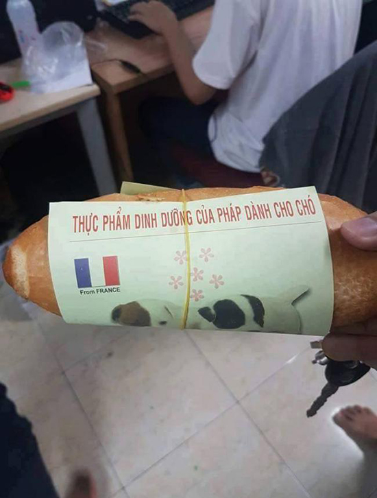 Bánh mì Việt: Hãy chiêm ngưỡng những ổ bánh mì Việt tươi ngon, được làm từ những nguyên liệu tự nhiên tại miền đất nước Việt Nam - nơi có những hương vị đặc trưng không thể nào quên được. Đây là món ăn đường phố được yêu thích nhất trên toàn thế giới, một sự kết hợp hoàn hảo giữa những loại gia vị và những lát thịt giòn tan, cùng với những nguyên liệu tươi ngon rất đặc trưng của Việt Nam.