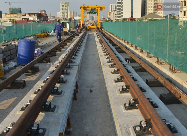 Dự án đường sắt trên cao Cát Linh - Hà Đông bắt đầu lắp đặt những mét ray đầu tiên - Ảnh 1.