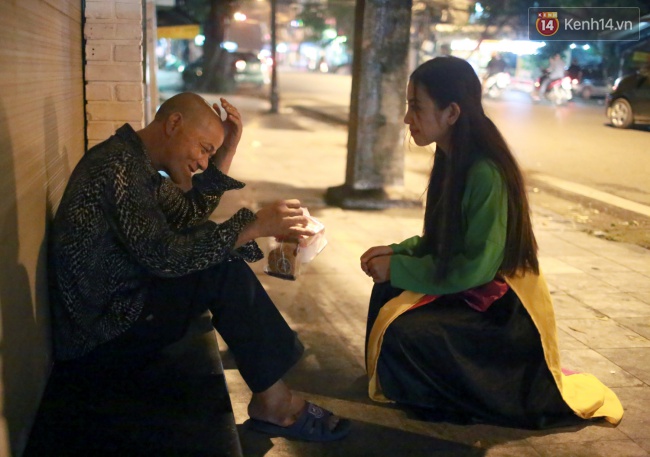 Người vô gia cư tại Hà Nội bất ngờ được nhận quà từ chị Hằng, chú Cuội - Ảnh 10.