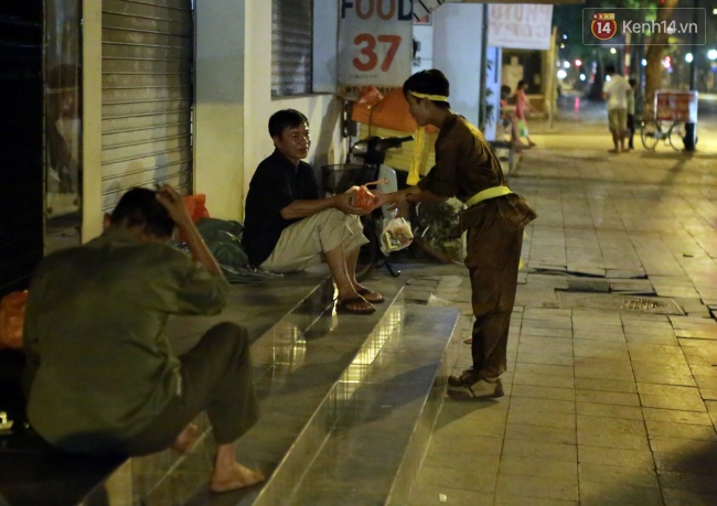 Người vô gia cư tại Hà Nội bất ngờ được nhận quà từ chị Hằng, chú Cuội - Ảnh 11.