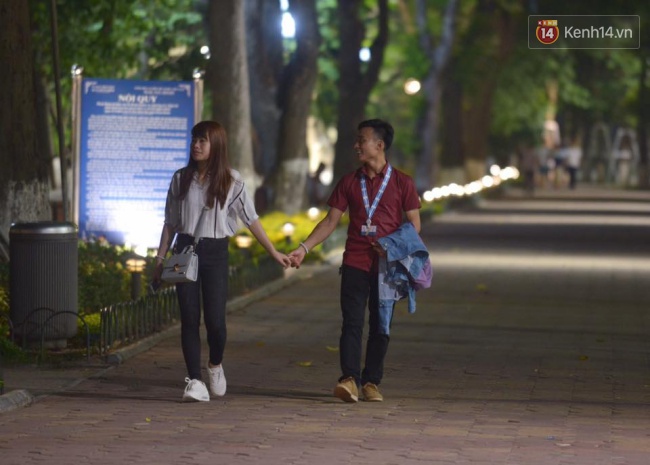 Bất chấp lệnh cấm, xe máy vẫn phi rầm rập vào khu phố đi bộ quanh Hồ Gươm - Ảnh 1.