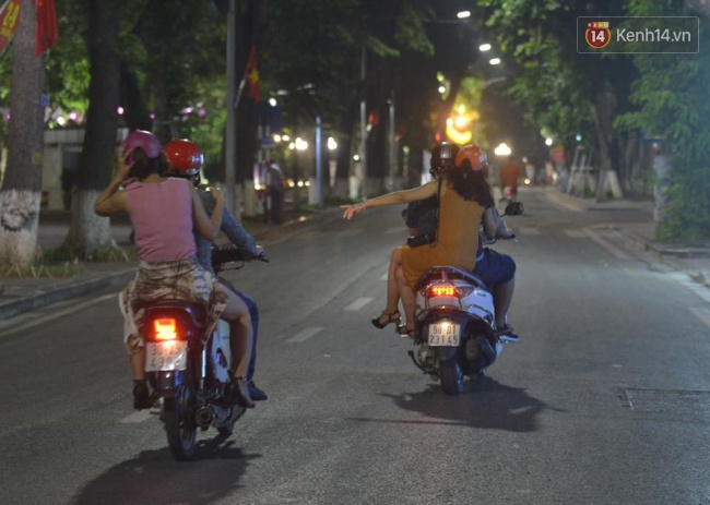Bất chấp lệnh cấm, xe máy vẫn phi rầm rập vào khu phố đi bộ quanh Hồ Gươm - Ảnh 5.