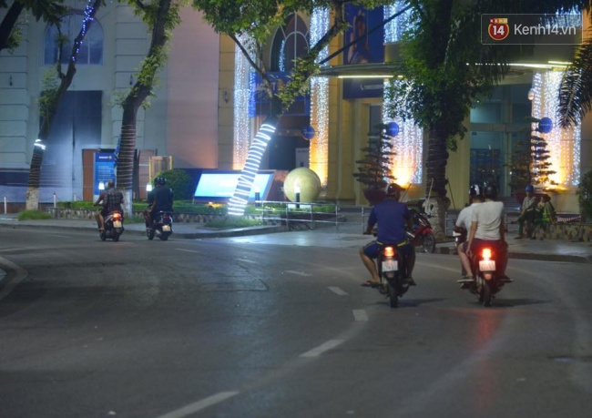Bất chấp lệnh cấm, xe máy vẫn phi rầm rập vào khu phố đi bộ quanh Hồ Gươm - Ảnh 6.