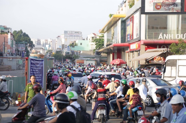 Người dân thức dậy lúc 5 giờ sáng để đi làm vì sợ ùn tắc ở ngã 6 Gò Vấp - Ảnh 6.