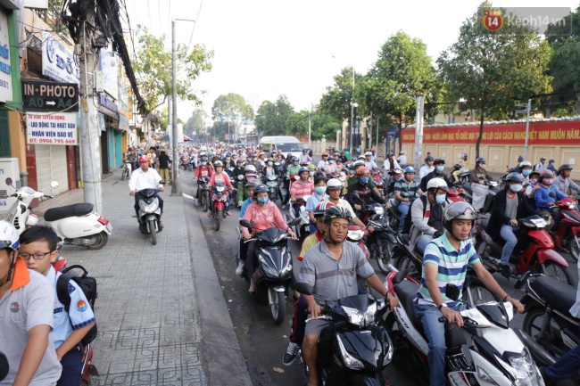 Người dân thức dậy lúc 5 giờ sáng để đi làm vì sợ ùn tắc ở ngã 6 Gò Vấp - Ảnh 3.