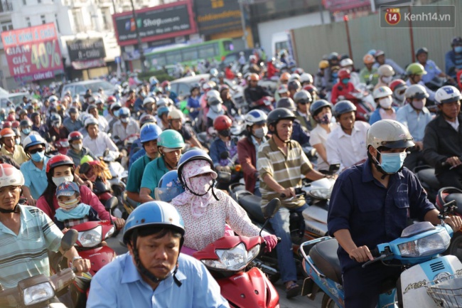 Người dân thức dậy lúc 5 giờ sáng để đi làm vì sợ ùn tắc ở ngã 6 Gò Vấp - Ảnh 7.