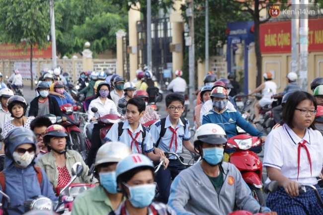 Người dân thức dậy lúc 5 giờ sáng để đi làm vì sợ ùn tắc ở ngã 6 Gò Vấp - Ảnh 2.